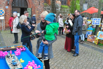 buergermeister nico schulz besucht curiosa-familienjahrmarkt