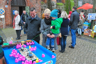 buergermeister nico schulz besucht curiosa-familienjahrmarkt