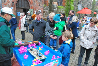 buergermeister nico schulz besucht curiosa-familienjahrmarkt