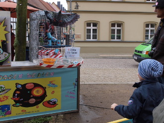 dosenwerfen 3 curiosa-familienjahrmarkt